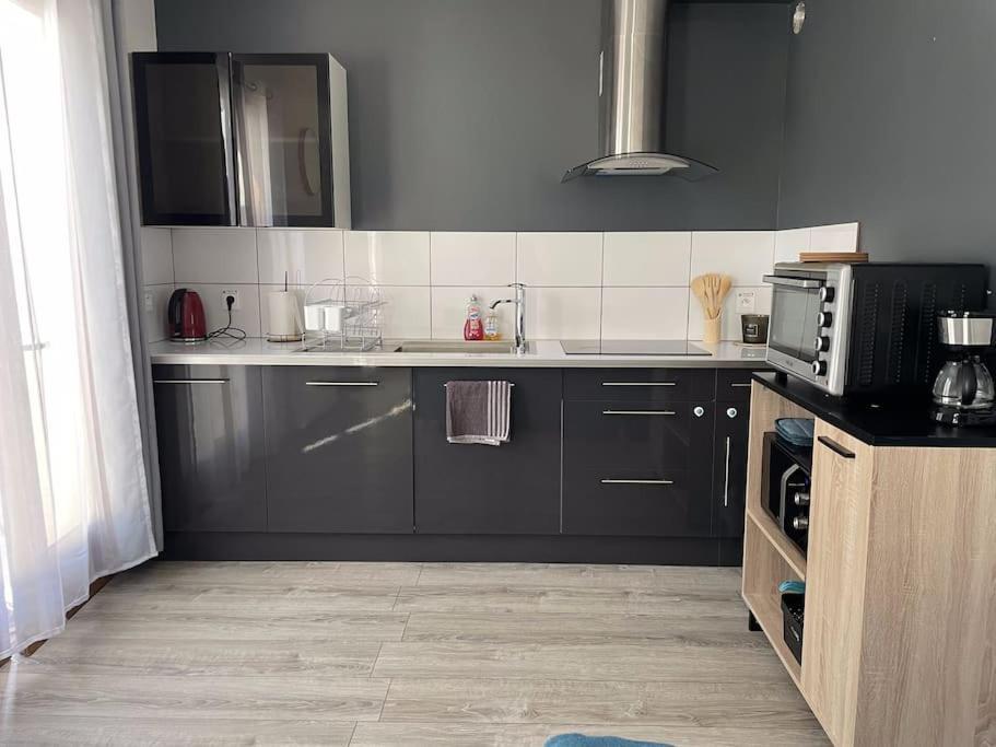 Appartement Maison Mitoyenne Avec Cour + Parking *