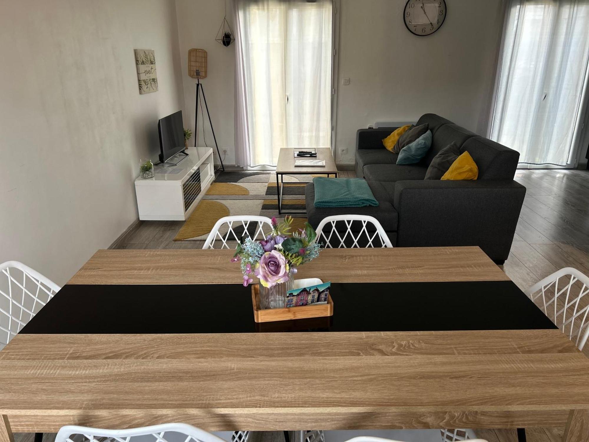 Maison Mitoyenne Avec Cour + Parking